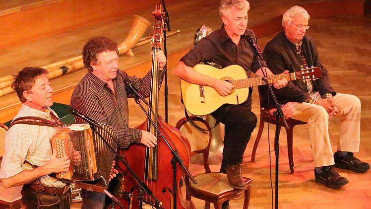 Die Well-Brüder (von links) Christoph, Karl und Michael bei ihrem Auftritt im Bad Kissinger Regentenbau, daneben scheinbar unbeteiligt Gerhard Polt.  Foto: Ralf Ruppert