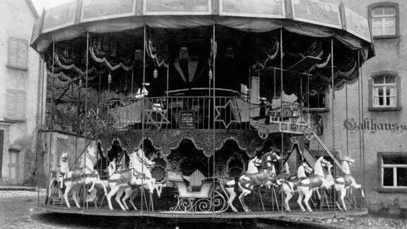 Das zweistöckige Karussell der Familie Müller war eine Attraktion. Foto: privat