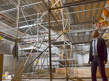 Im Rathaussaal ist hinter einem Wald aus Gerüststangen noch nicht zu erkennen, wie er einmal aussehen soll. Fotos: Rainer Lutz