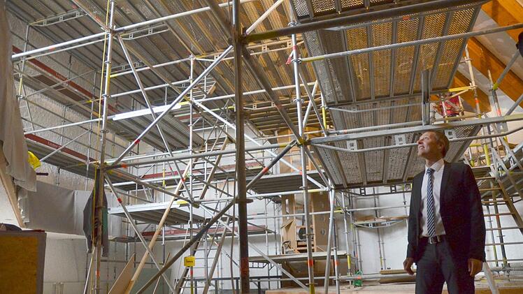 Im Rathaussaal ist hinter einem Wald aus Gerüststangen noch nicht zu erkennen, wie er einmal aussehen soll. Fotos: Rainer Lutz