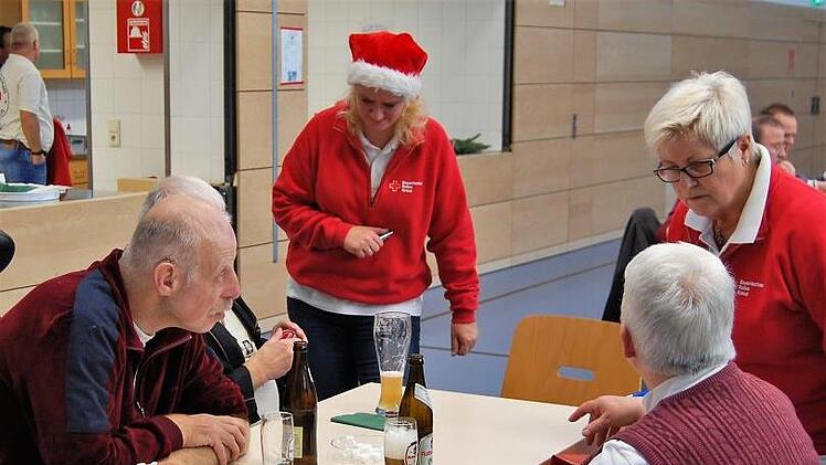 Betreuerinnen des BRK im Gespräch mit Gästen der Weihnachtsfeier. Sigismund von Dobschütz