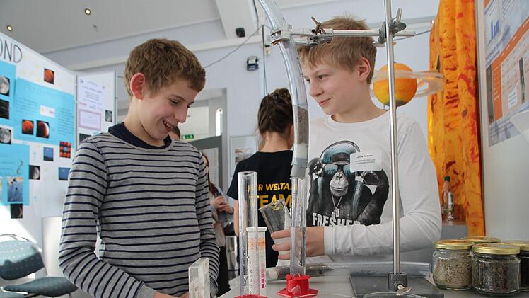 Bodenuntersuchungen haben Janne Reimann und Gabriel Paluszek vom Gymnasium Ernestinum Coburg angestellt.Foto: Katrin Geyer