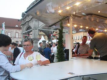 Erlesene Tropfen konnten Weinfreunde an einem speziellen Verkostungsstand beim Wein- und Gaumenfreudenfest auf dem Hammelburger Marktplatz ausprobieren.                  Winfried Ehling