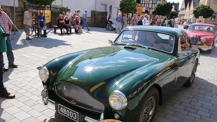 Als wäre James Bond auch dabei - ein Aston Martin DB Mk III Saloon fährt durch die Staffelsteiner Bahnhofstraße.Matthias Einwag