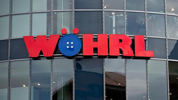 Eine Filiale des Bekleidungsgesch&auml;ftes "W&ouml;hrl" in der W&uuml;rzburger Innenstadt wurde am Samstag komplett ger&auml;umt, nachdem ein Mann den Notruf w&auml;hlte. Symbolfoto: Daniel Karmann/dpa