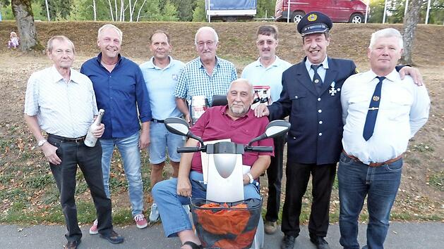 Das neue Ehrenmitglied Rudi Ott (vorne) mit stehend, von links) Helmut Baumer, Volker Matysiak, Christian Steinlein, Hermann D&ouml;rfler, Willi Ultsch, Peter Schmitt und Georg Spindler Foto: Klaus-Peter Wulf