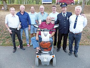 Das neue Ehrenmitglied Rudi Ott (vorne) mit stehend, von links) Helmut Baumer, Volker Matysiak, Christian Steinlein, Hermann Dörfler, Willi Ultsch, Peter Schmitt und Georg Spindler Foto: Klaus-Peter Wulf