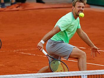 Kevin Krawietz zittert einen Rückhand-Volley gerade noch so übers Netz. In Hamburg schied er mit seinem Partner Andreas Mies im Viertelfinale des ATP-Turniers aus. Foto: Archiv