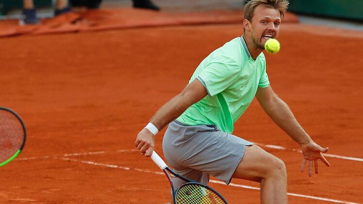 Kevin Krawietz zittert einen Rückhand-Volley gerade noch so übers Netz. In Hamburg schied er mit seinem Partner Andreas Mies im Viertelfinale des ATP-Turniers aus. Foto: Archiv