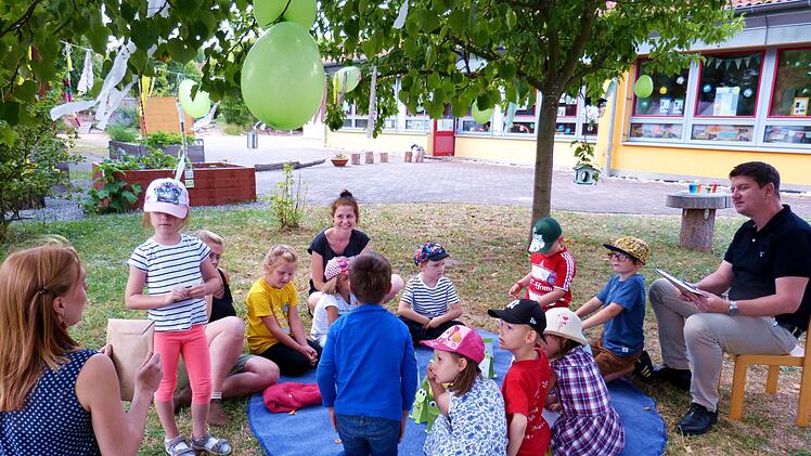 Die Zertifizierung "Haus der kleinen Forscher" für die Premicher Kindertageseinrichtung wurde übergeben.  Foto: Marion Eckert