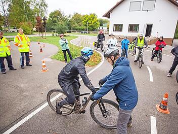 Auf dem Gelände der Jugendverkehrsschule in Knetzgau fand das Fahrsicherheitstraining statt. Zehn Radler nahmen teil.  Fotos: René Ruprecht