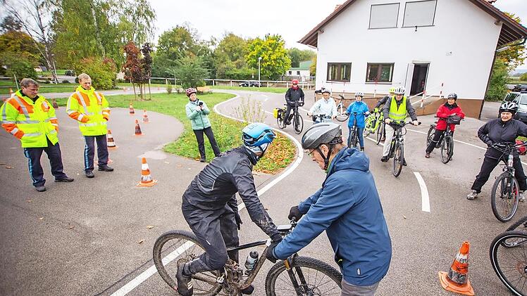Auf dem Gelände der Jugendverkehrsschule in Knetzgau fand das Fahrsicherheitstraining statt. Zehn Radler nahmen teil.  Fotos: René Ruprecht