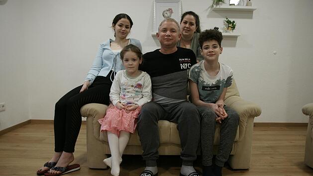 Yoansy Antonio Naranjo Figueredo (Mitte) aus Kuba weiß nicht, wie es mit ihm, seiner Frau  Yudiangni Garcia Perdomo (2. von rechts) und den Kindern Lismary (links), Liz Emely (daneben) und Jean Carlos weitergeht. Foto: Steffen Standke