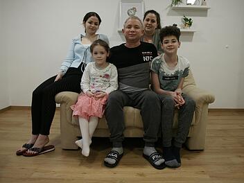 Yoansy Antonio Naranjo Figueredo (Mitte) aus Kuba weiß nicht, wie es mit ihm, seiner Frau  Yudiangni Garcia Perdomo (2. von rechts) und den Kindern Lismary (links), Liz Emely (daneben) und Jean Carlos weitergeht. Foto: Steffen Standke