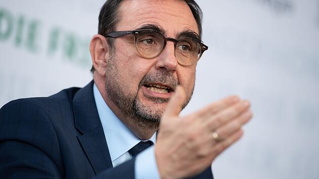 Gesundheitsminister Klaus Holetschek will die Maskenpflicht um vier Wochen verlängern.