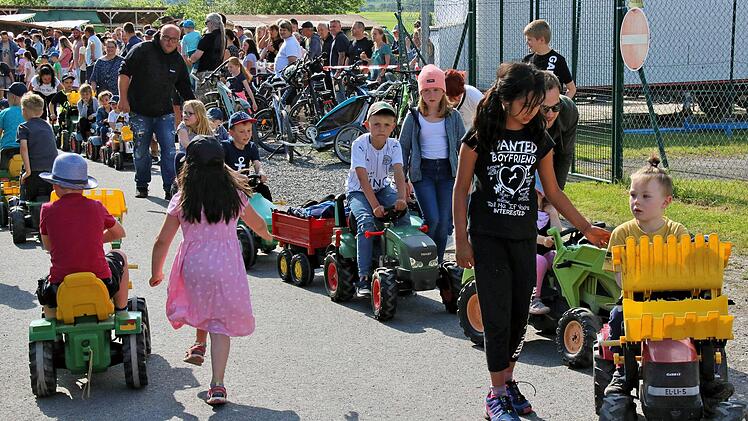 Die Kinder hatten ihren Spaß beim Rennen mit Spielzeug-Traktoren. Foto: Dieter Britz