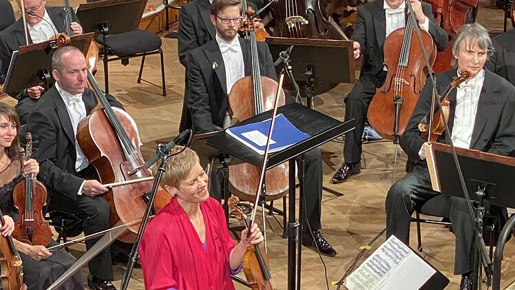 Geigerin Isabelle Faust  steuerte mit unbestechlicher Souveränität durch die Klippen enormer technischer Anforderungen.