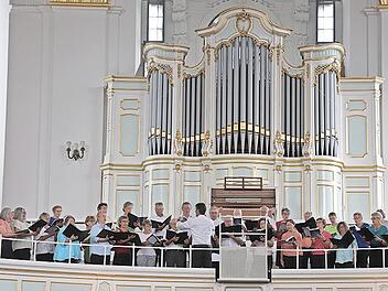 Große Beachtung fand der Auftritt der Chorsänger in der Hauptkirche St. Michaelis.