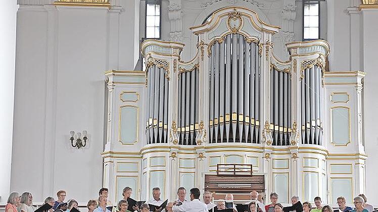 Große Beachtung fand der Auftritt der Chorsänger in der Hauptkirche St. Michaelis.