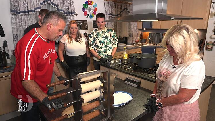 Beim Baumstriezel-Workshop zeigt István seinen Gästen, wie der Hefeteig aufgerollt wird.