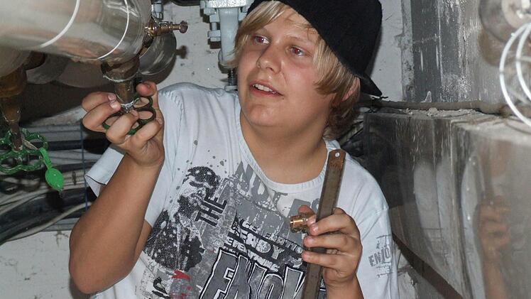 Die  Schüler  haben  in  Handwerksberufe hineingeschnuppert.  Max Ströhlein hat  bei den  Installationsarbeiten  geholfen. Foto: privat