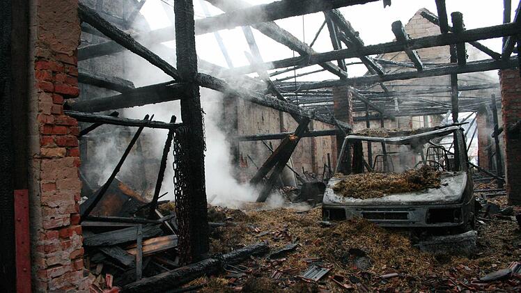 In einer der Scheunen steht ein völlig ausgebranntes Wohnmobil. Futter und Heu sind herabgestürzt.   Foto: Sabine Paulus