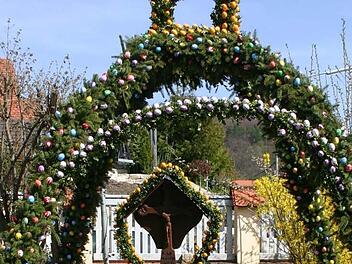 Der an Ostern bunt geschmückte Brunnen in WeißenoheFoto: Löwisch
