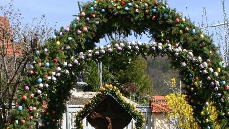Der an Ostern bunt geschmückte Brunnen in WeißenoheFoto: Löwisch