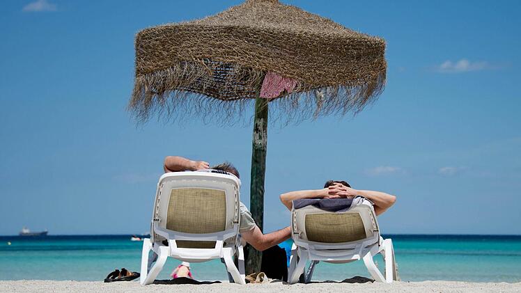Sonne, Strand und Meer - was wie Erholung aussieht, bringt vielen Urlaubern Ärger und Stress. Foto: Julian Stratenschulte/dpa
