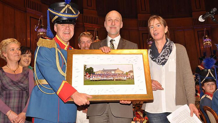 Maria Tillmann als Vorsitzende des Elternbeirates gratulierte zum 50-jährigen Jubiläum und überreichte Stadtmusikdirektor Bernd Hammer ein Bild des JMK"s mit Signaturen der Musiker.