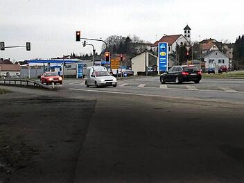 Rechts oder doch geradeaus? Wie soll der Landkreis künftig an eine Autobahn angebunden werden? Die Freien Wähler meinen ab der Kreuzung rechts über die B 303.