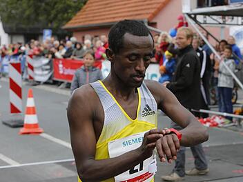 Start verpasst, Marathon trotzdem gewonnen: der äthiopische Flüchtling Firaa'Ol Eebbisaa Nagahoo. Foto: M. Hoch