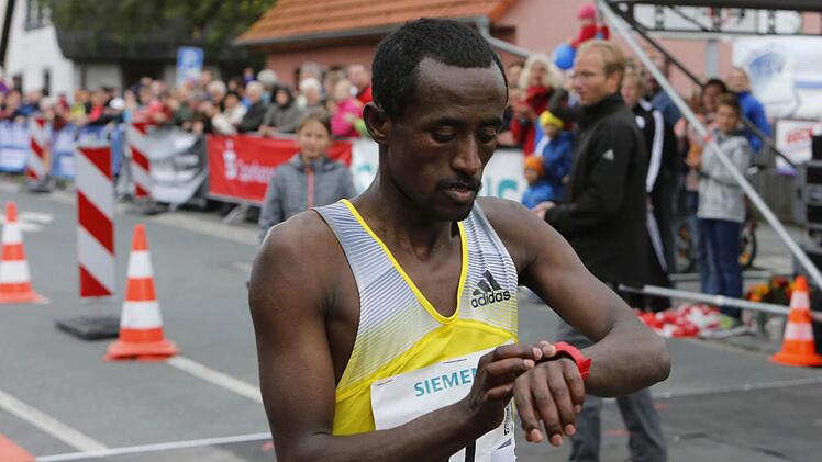 Start verpasst, Marathon trotzdem gewonnen: der äthiopische Flüchtling Firaa'Ol Eebbisaa Nagahoo. Foto: M. Hoch