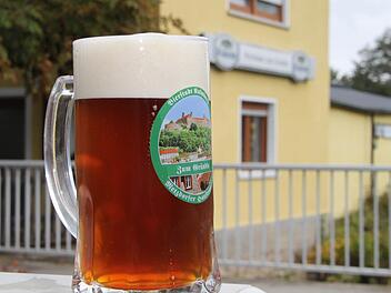 Der erste Sud ist fertig in der neuen Gasthausbrauerei "Zum Gründla": Das Bier, Metzdorfer Edeltrunk genannt, kommt bernsteinfarben und schaumbekrönt daher, ist abgerundet, dezent gehopft und sehr süffig. Foto: Stephan Tiroch