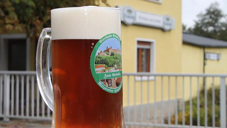 Der erste Sud ist fertig in der neuen Gasthausbrauerei "Zum Gründla": Das Bier, Metzdorfer Edeltrunk genannt, kommt bernsteinfarben und schaumbekrönt daher, ist abgerundet, dezent gehopft und sehr süffig. Foto: Stephan Tiroch