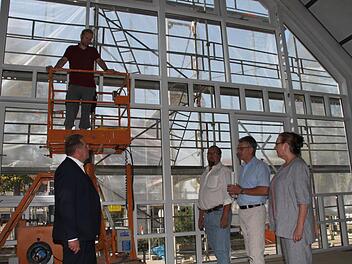 Eine neue große Fenster-Fassade, die der Verbesserung des Brandschutzes dient, ziert die Dr.-Stammberger-Halle. Die Abschlussarbeiten besprachen (von links) Oberbürgermeister Henry Schramm (CSU), Elektriker Marco Nußgräber von der gleichnamigen Elektrofirma, Bernd Dörnhöfer, dessen Stahlbau-Unternehmen den Auftrag für die Fenster erhalten hat, Bernd Ohnemüller (Leiter der Abteilung Hochbau in der Stadt Kulmbac) und die stellvertretende Leiterin des Tourismus und Veranstaltungsservice, Kerstin...