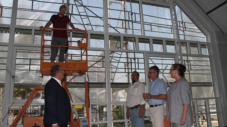 Eine neue große Fenster-Fassade, die der Verbesserung des Brandschutzes dient, ziert die Dr.-Stammberger-Halle. Die Abschlussarbeiten besprachen (von links) Oberbürgermeister Henry Schramm (CSU), Elektriker Marco Nußgräber von der gleichnamigen Elektrofirma, Bernd Dörnhöfer, dessen Stahlbau-Unternehmen den Auftrag für die Fenster erhalten hat, Bernd Ohnemüller (Leiter der Abteilung Hochbau in der Stadt Kulmbac) und die stellvertretende Leiterin des Tourismus und Veranstaltungsservice, Kerstin...