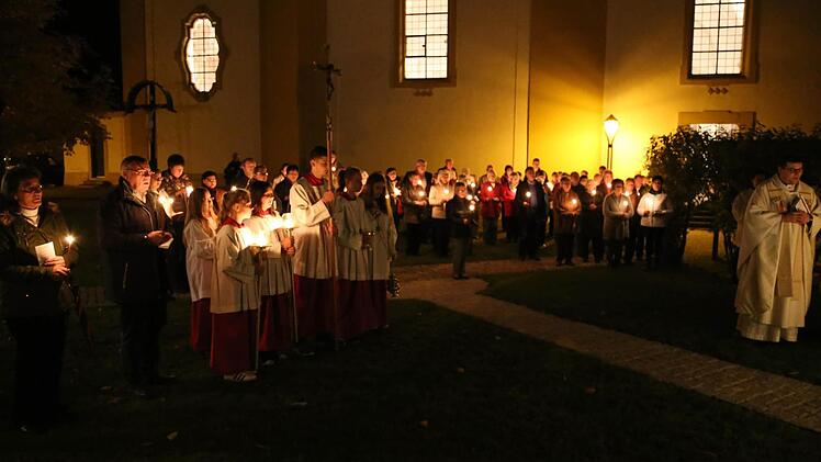 Eine beeindruckende Szene bot die Lichterprozession, erinnernd an Lourdes. Foto: Franz Galster