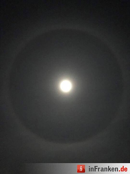 Supermond mit Halo