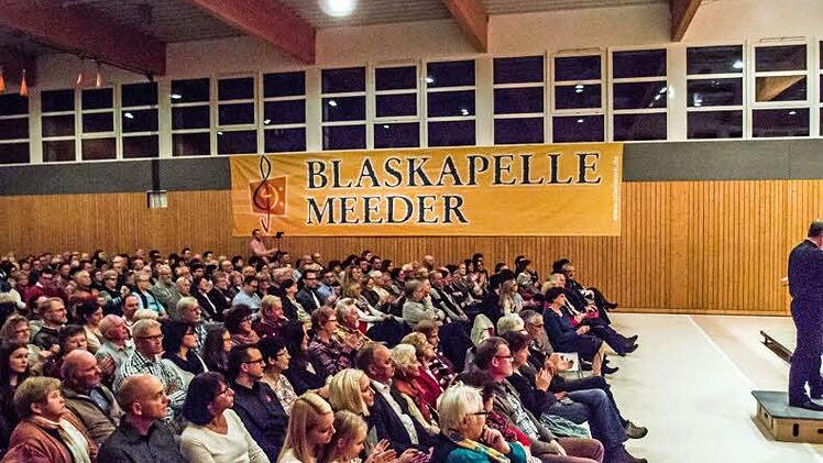 Begeisterten Beifall verdiente sich die Blaskapelle Meeder bei ihrem Jahreskonzert in der ausverkauften Schulturnhalle. Foto: Jochen Berger