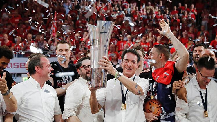 Lohn für das Engagement: Michael Stoschek strahlt mit der Meistertrophäe in den Händen.