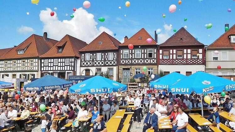 Beim Familiennachmittag (oben) gehörte die Bühne den Kindern, die sich mit großer Spielfreude in die Herzen der Zuschauer spielten und tanzten. Besonders groß war die Freude, als beim Auftritt der katholischen Kindertagesstätte alle Kinder zum Mittanzen eingeladen wurden. Viele bunte Luftballons mit Herzanhänger ließen die Gottesdienstbesucher nach dem Freiluftgottesdienst in den Himmel steigen (unten).  Fotos: Ingrid Kohles
