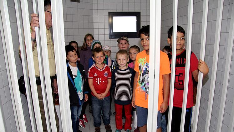 Ferienkinder bei der Herzogenauracher Polizei  Foto: Richard Sänger