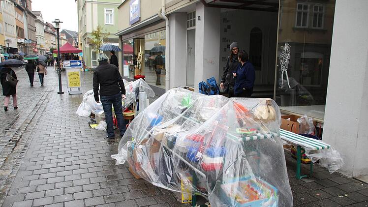 Der Regen hielt die Menschen nicht ab: Mit Schirm, Charme und Taschen ausstaffiert ging es quer durch die Stadt. Die Männer konnten über Autos fachsimpeln und die Kinder Eisenbahn fahren, Dosen werfen oder sich schminken lassen.Christiane Lehmann