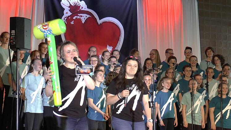 Hauptleiterin Silke Schebitz (vorne links) fand die passenden Worte am Ende der Auff&uuml;hrung: "Ihr wart der Hammer!"C. Licha