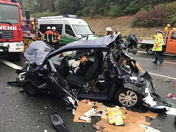 Starkregen im Kreis Bayreuth hat am Montagnachmittag eine Unfallserie auf der A9 ausgelöst. Mehrere Fahrzeuge kollidierten. Die A9 glich einem Trümmerfeld. Foto: NEWS5 / Fricke