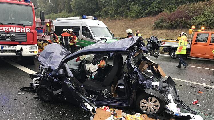Starkregen im Kreis Bayreuth hat am Montagnachmittag eine Unfallserie auf der A9 ausgelöst. Mehrere Fahrzeuge kollidierten. Die A9 glich einem Trümmerfeld. Foto: NEWS5 / Fricke