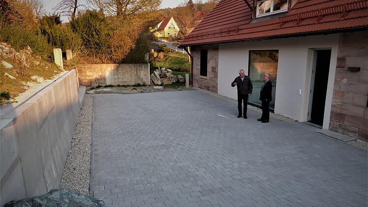 Zweiter Bürgermeister Hermann Popp (links) will die Stützmauer am Rathaus in Eigenleistung farblich einheitlich gestalten. Rechts Bürgermeister Stephan Heckel-MichelWerner Reißaus