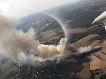 Bilder aus der Luft zeigen das Ausmaß des Großbrandes. Foto: Ronald Rinklef