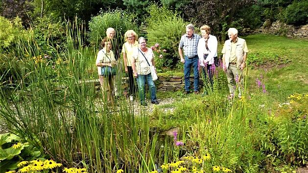 Die Kr&auml;uterfreunde aus Kulmbach-Burghaig kamen bei ihrer Exkursion in Stockheim aus dem Staunen nicht mehr heraus. Besonders gefiel ihnen der naturnahe Gartenteich.  Foto: Gerd Fleischmann